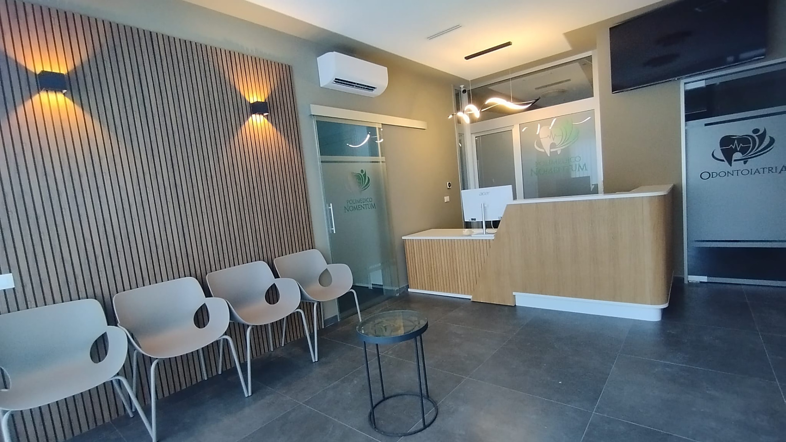 La sala d’attesa e la reception di Polimedico Nomentum
